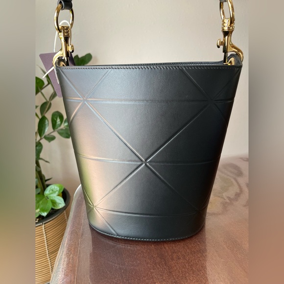 PRADA LOGO PLAQUE BUCKET BAG IN BLACK 1BE048 - Picture 6 of 16